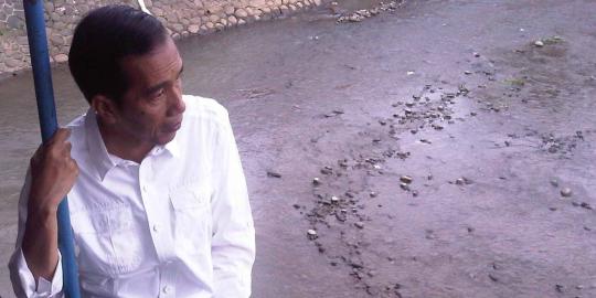 Gubernur DKI Jakarta Joko Widodo tinjau pintu air Katulampa