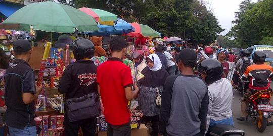 Lapak penjual terompet di Pasar Gembrong ramai pembeli