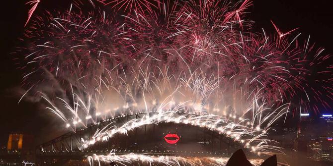 Warna-warni kembang api di langit Bandung | merdeka.com