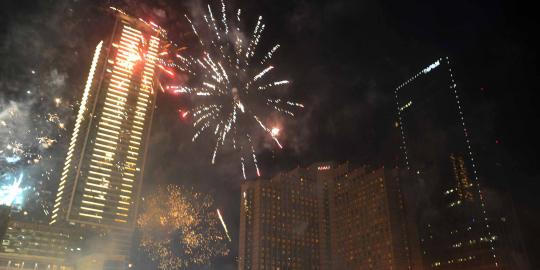 Pesta kembang api sambut tahun baru 2013 di Bundaran HI