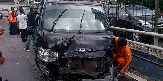Daihatsu Grand Max terbalik di Tol Dalam Kota