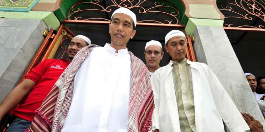 Jokowi, Ahok, dan PNS DKI kompak pakai baju Betawi