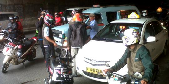 Sopir taksi berantem dengan pemotor di terowongan Cawang
