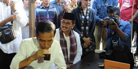 Jokowi seruput kopi buatan Mas Karyo di Bundaran HI