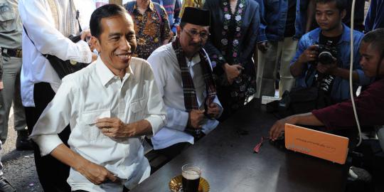 Jokowi ngopi bareng wartawan di Bundaran HI