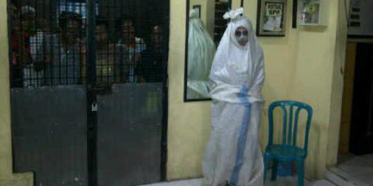 Pocong yang panjat tower waras, tapi sedang stres  