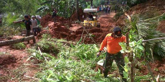 Tebing 150 meter longsor, jalur Purworejo-Wonosobo putus