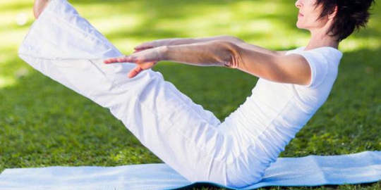 7 pose yoga yang melangsingkan tubuh