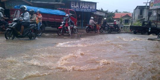 Diguyur Hujan Deras, 54 Rumah Di Solo Terendam Banjir | Merdeka.com