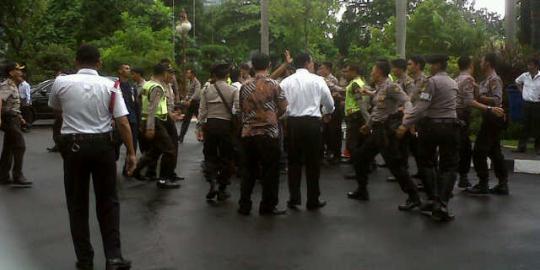 Diduga menganiaya polisi, 3 Pamdal kantor Hatta ditahan