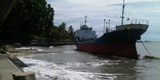 Diterjang badai, tanker raksasa parkir di depan hotel Merak