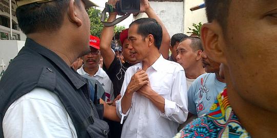 Blusukan di Kampung Pesing Koneng, Jokowi beri sumbangan beras