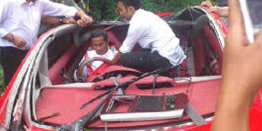 Rem blong, Menteri BUMN Dahlan Iskan tabrak tebing