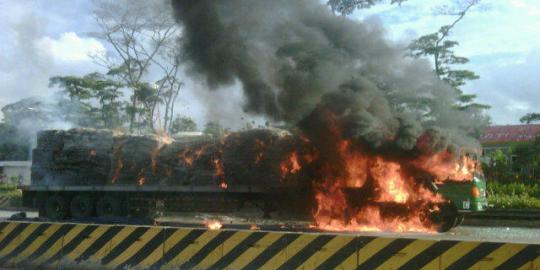 Kontainer muatan kardus terbakar, Tol Merak macet 2 Km