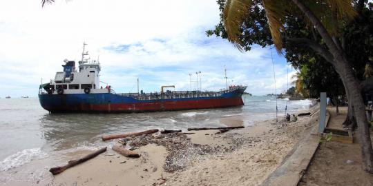 Cuaca buruk halangi evakuasi kapal Trichem Donita di Merak