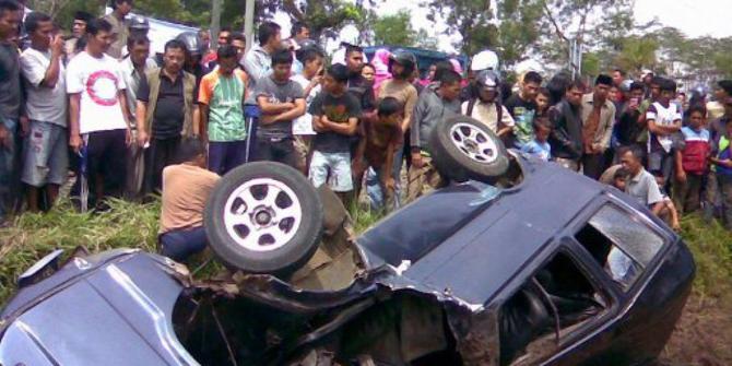 Kijang hantam truk  gandeng  di Pantura  empat orang tewas 