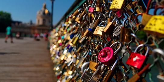 Pasangan gembok untuk abadikan cinta di Ponts des Arts Paris