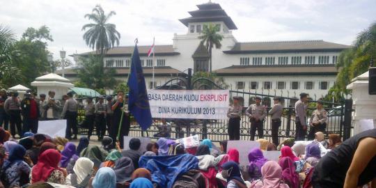 Kurikulum diubah, mahasiswa Bandung khawatir bahasa Sunda punah