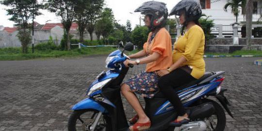 Ibu hamil lebih suka bonceng ngangkang!