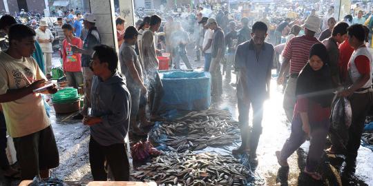 Cuaca buruk, stok ikan di Surabaya kosong  merdeka.com