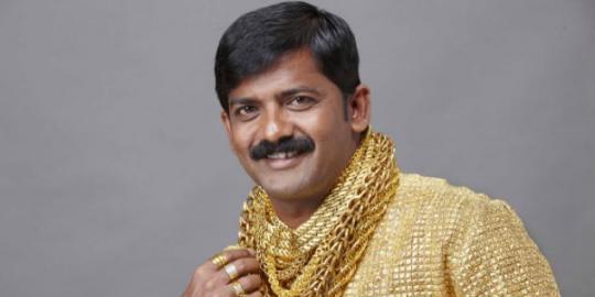  Pria  India  bikin baju  emas untuk mencari cinta merdeka com