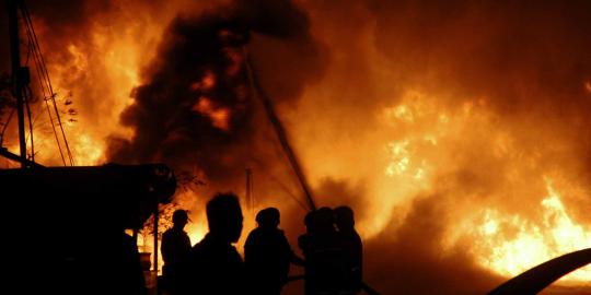 Pertokoan di Pasar Baru terbakar, 33 mobil pemadam dikerahkan