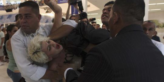 Unjuk rasa tanpa busana di sebuah mall, aktivis Femen ditangkap
