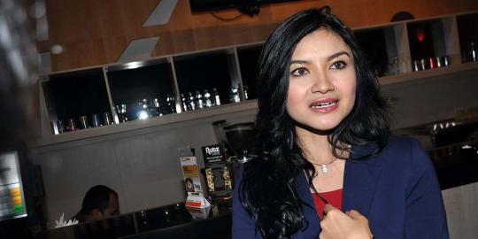 Tina Talisa belum putuskan soal Pilwalkot Bandung 2013