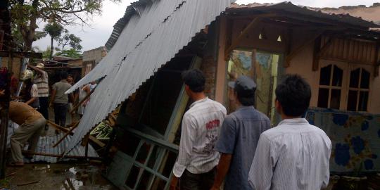 Puting beliung terjang Batam, ratusan rumah rusak