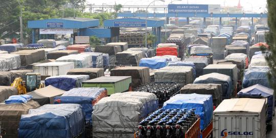 Tol Tangerang-Merak lumpuh, pengguna jalan berhamburan keluar   