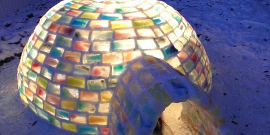 Uniknya igloo pelangi dari 500 kotak susu