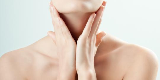 5 Cara memutihkan kulit leher yang gelap