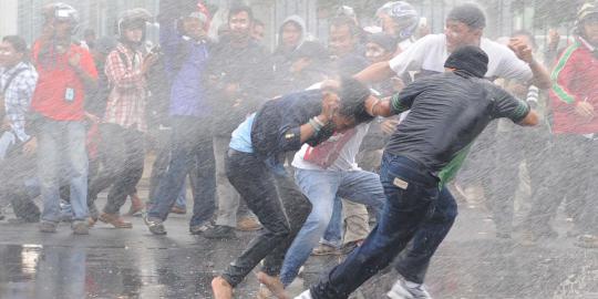 Massa pendukung dua pasangan cagub di Makassar bentrok