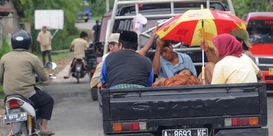 Tak kuat sewa ambulans, orang sakit dibawa pakai pick up