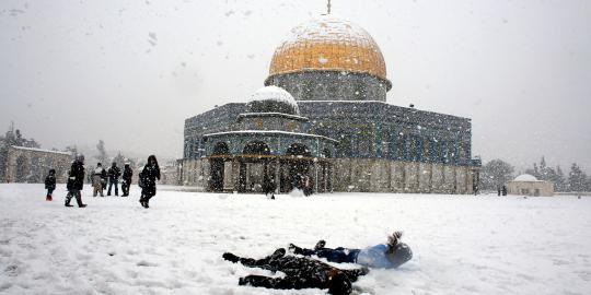 Timur Tengah diterjang badai salju