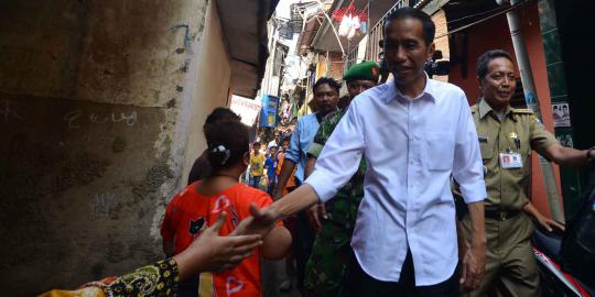 Blusukan ke Kampung Muara, Jokowi dan istri bagi-bagi sembako