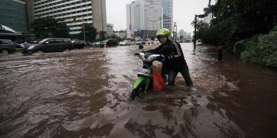  Hujan semalaman, genangan air muncul di jalanan Jakarta 