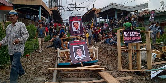 Mahasiswa UI blokir stasiun, ratusan penumpang terlantar