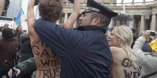 Empat pegiat Femen telanjang di depan Paus  