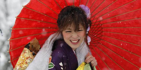 Wanita Jepang pakai kimono sambut salju pertama di Tokyo