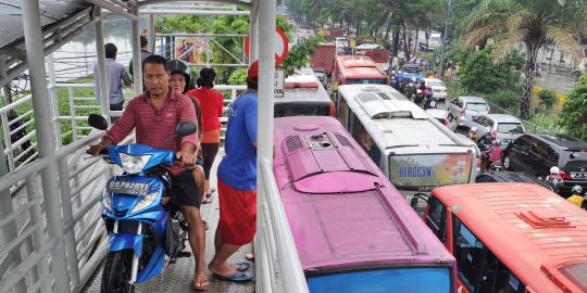 Dikepung genangan air, lalu lintas Jakarta macet