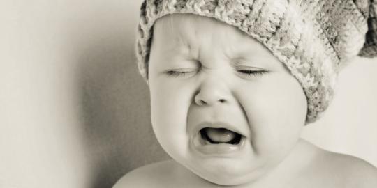 Bayi sering menangis berjam-jam? Itu gejala kolik!