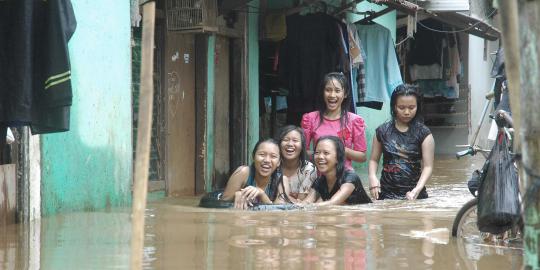 Banjir setinggi 1 meter rendam 3 jalan di Pondok Labu, Jaksel
