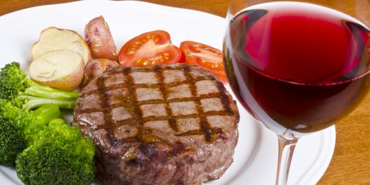 Segelas red wine ampuh menangkal kolesterol dalam daging