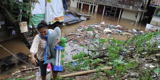 Hadapi banjir kiriman, warga Rawajati mulai mengungsi