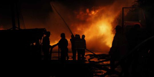 Di tengah hujan lebat, 7 rumah di Tambora ludes terbakar
