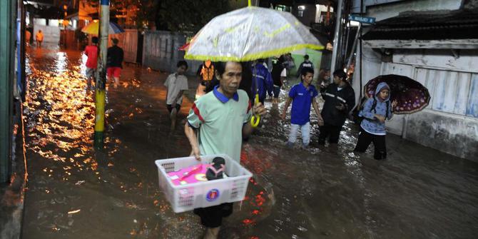 Tanggul Di Kedoya Selatan Jebol Rt Banjir Setinggi Meter Merdeka Com