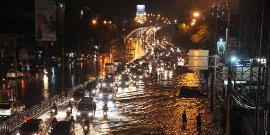 Kemacetan hingga 5 km akibat banjir di kawasan Kampung Melayu