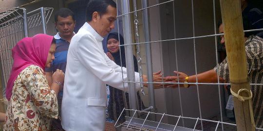 Jokowi dan istri kunjungi warga korban banjir di Pasar Minggu