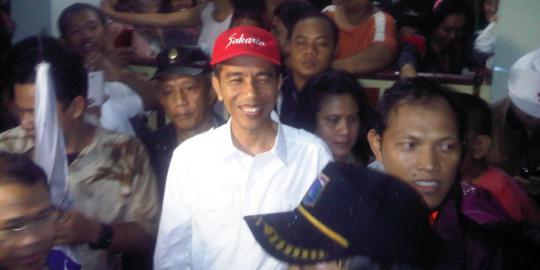 Kunjungi korban banjir Pejaten, Jokowi cicipi menu dapur umum